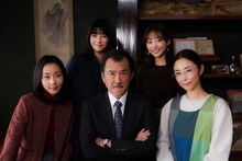 新たに撮影された伊藤家の家族写真。上段左から佐久間由衣、武田玲奈。下段左から木南晴夏、吉田鋼太郎、MEGUMI。