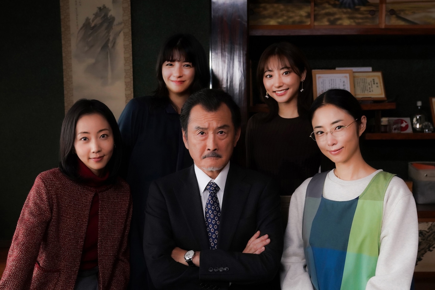 伊藤家の家族写真。上段左から佐久間由衣、武田玲奈。下段左から木南晴夏、吉田鋼太郎、MEGUMI。