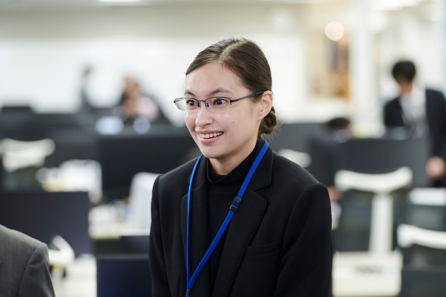 渡辺役の太田莉菜。