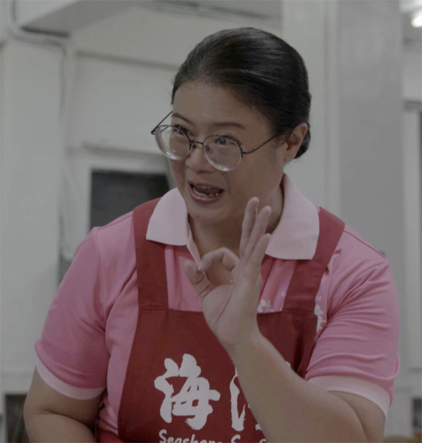 海濱海産で働く従業員役の戴若梅。