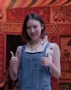 甘單珈琲館で働く店員役の王宣。