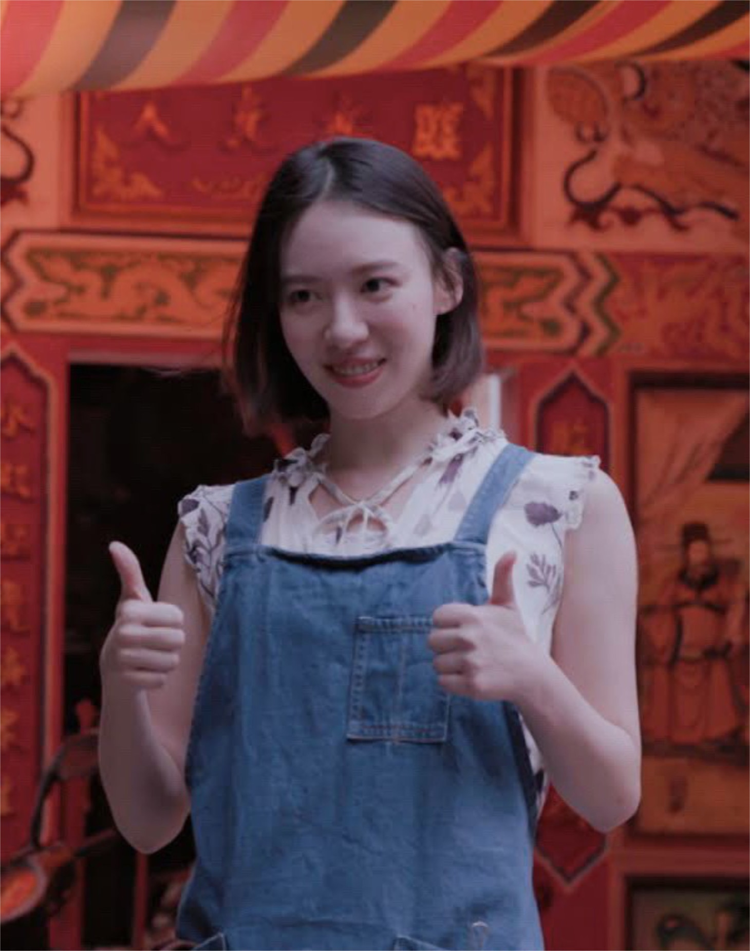 甘單珈琲館で働く店員役の王宣。