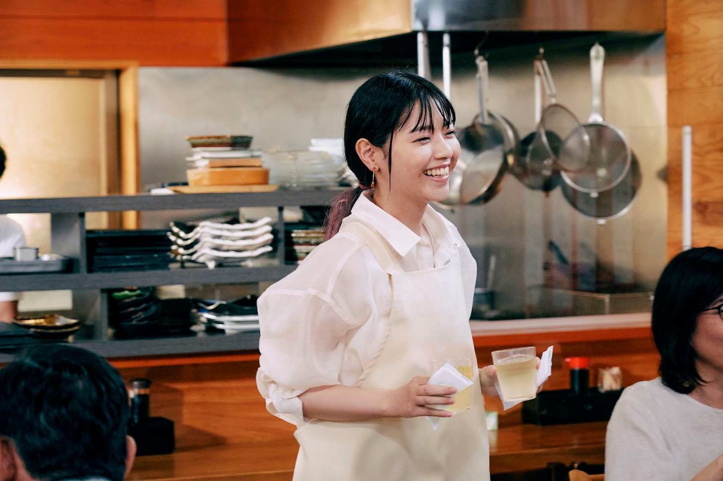 品城琴美役の西野七瀬。