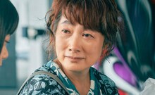 岡田典子役の余貴美子。