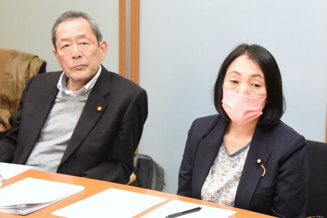 左から服部良一、大椿ゆうこ。