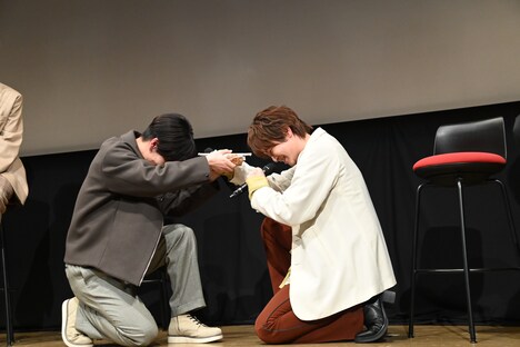 金子隼也（右）に“プロポーズ”する太田駿静（左）。