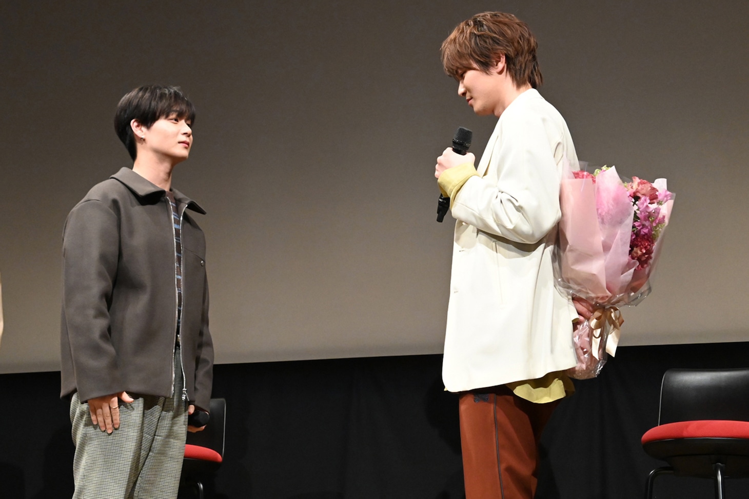 太田駿静（左）に“プロポーズ”する金子隼也（右）。