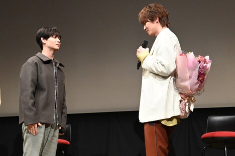 太田駿静（左）に“プロポーズ”する金子隼也（右）。