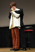 金子隼也（前）にバックハグしながら“プロポーズ”する野村康太（後方）。