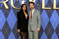 左からアリアナ・デボーズ、サム・ロックウェル。 (c)2024 Getty Images