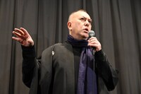 監督のラウ・コックルイへ賛辞を送るアンソニー・ウォン。