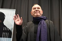 観客に手を振るアンソニー・ウォン。