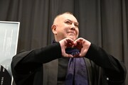 手でハートを作り、観客から歓声をあびるアンソニー・ウォン。