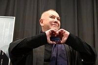 手でハートを作り、観客から歓声をあびるアンソニー・ウォン。