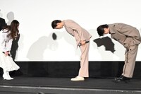 サプライズゲストの中条あやみ（左）を歓迎する竹内涼真（中央）と高橋文哉（右）。