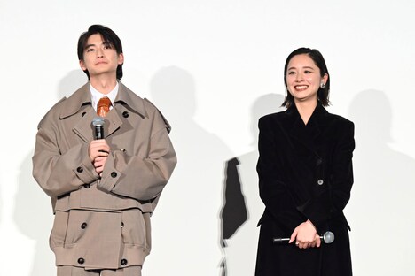 左から高橋文哉、堀田真由。