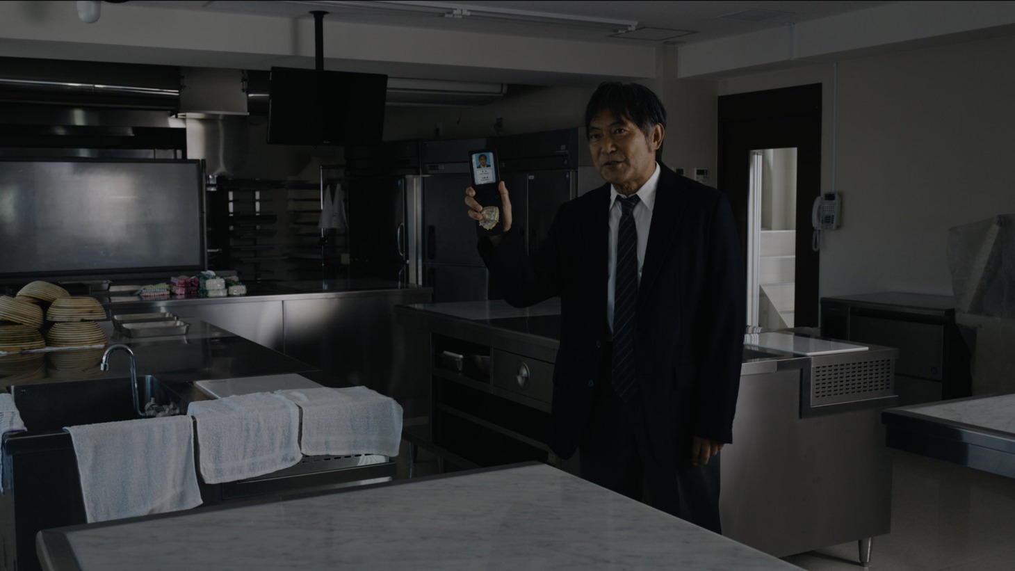 「Chime」より、刑事の男を演じる渡辺いっけい。
