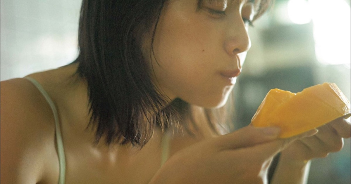 女優・加藤小夏のファースト写真集「二日月」発売、ホテルでのひととき 