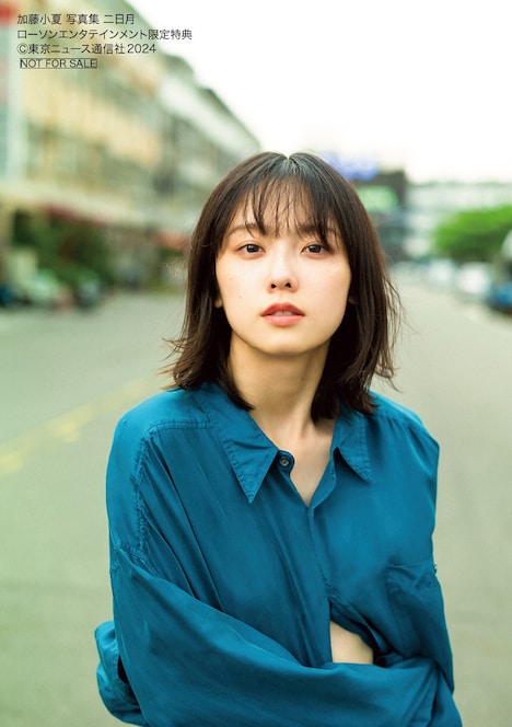 「加藤小夏 写真集 二日月」ローソンエンタテインメント購入特典のビジュアル。（東京ニュース通信社刊 撮影 / 細居幸次郎）