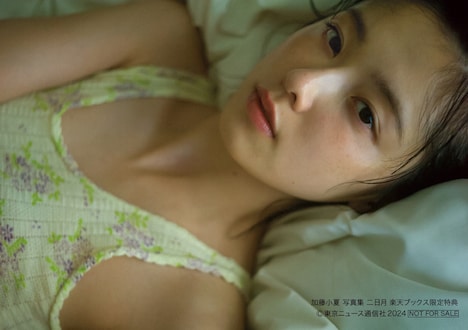 「加藤小夏 写真集 二日月」楽天ブックス購入特典のビジュアル。（東京ニュース通信社刊 撮影 / 細居幸次郎）