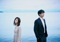 「湖の女たち」ムビチケ特典となる、オリジナルポストカードのビジュアル。