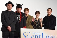 「サイレントラブ」公開記念舞台挨拶の様子。左から内田英治、古田新太、山田涼介、浜辺美波、野村周平。