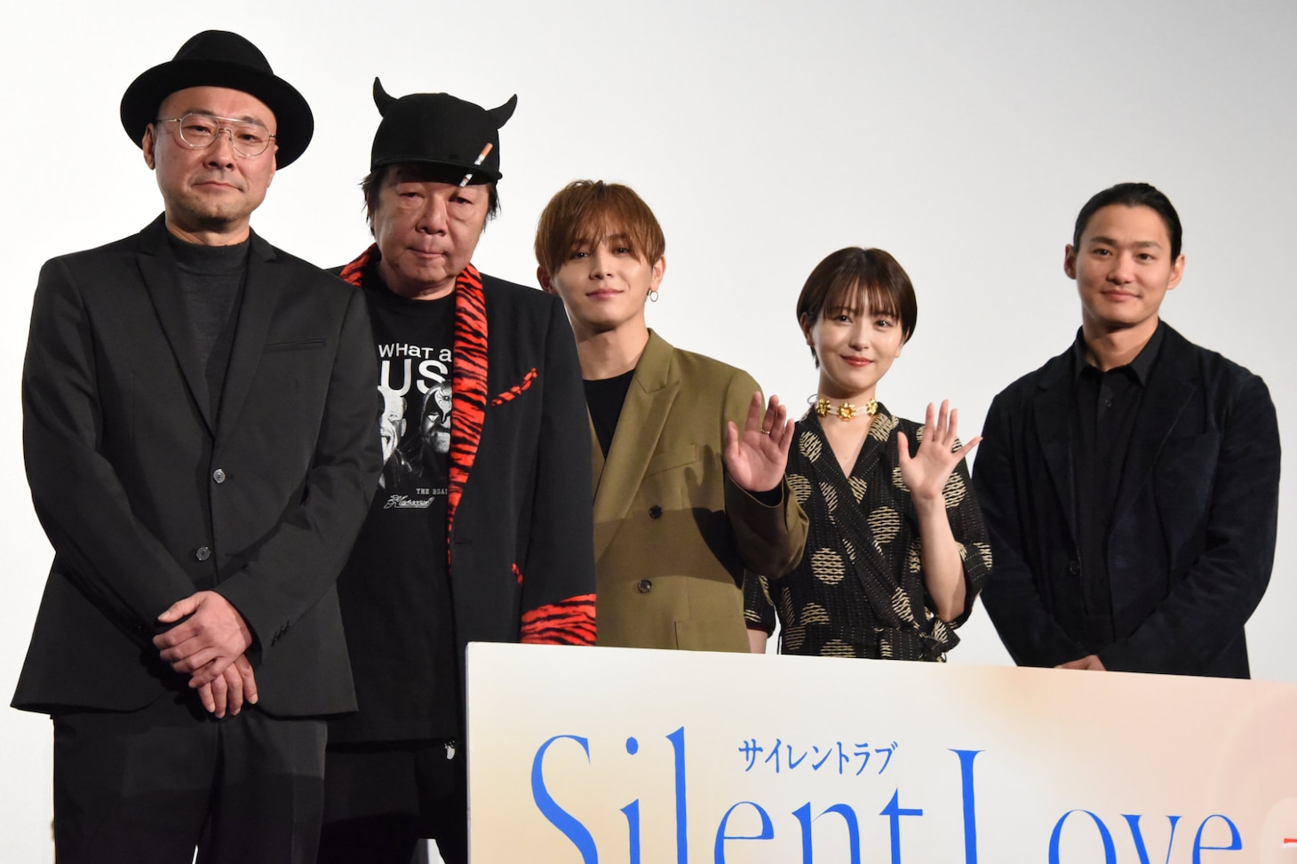 「サイレントラブ」公開記念舞台挨拶の様子。左から内田英治、古田新太、山田涼介、浜辺美波、野村周平。