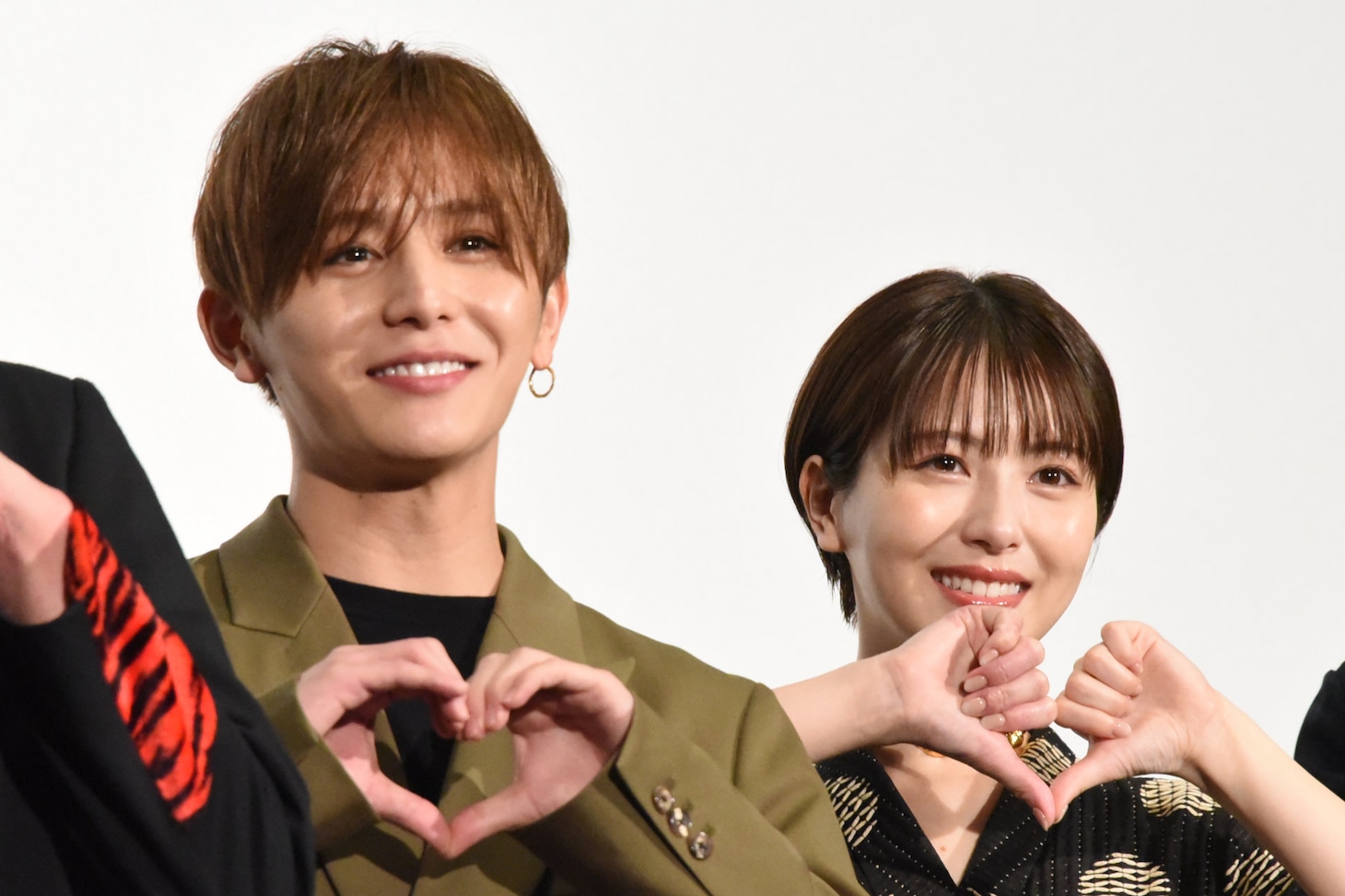 左から山田涼介、浜辺美波。