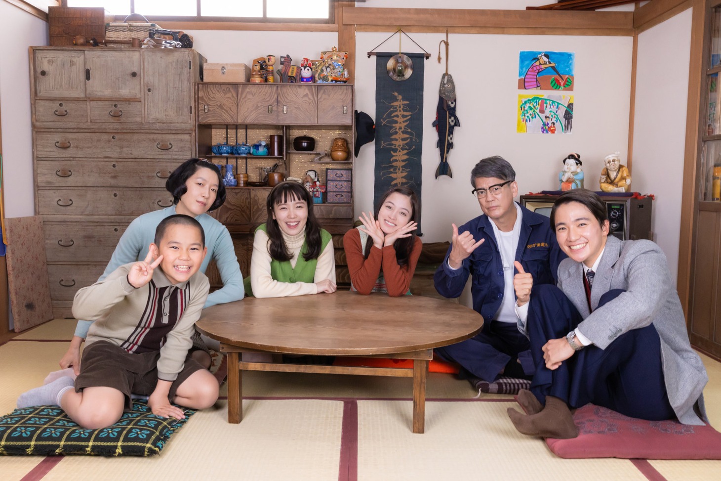 「万博の太陽」のキャスト。左から番家天嵩、江口のりこ、飯豊まりえ、橋本環奈、唐沢寿明、木戸大聖。