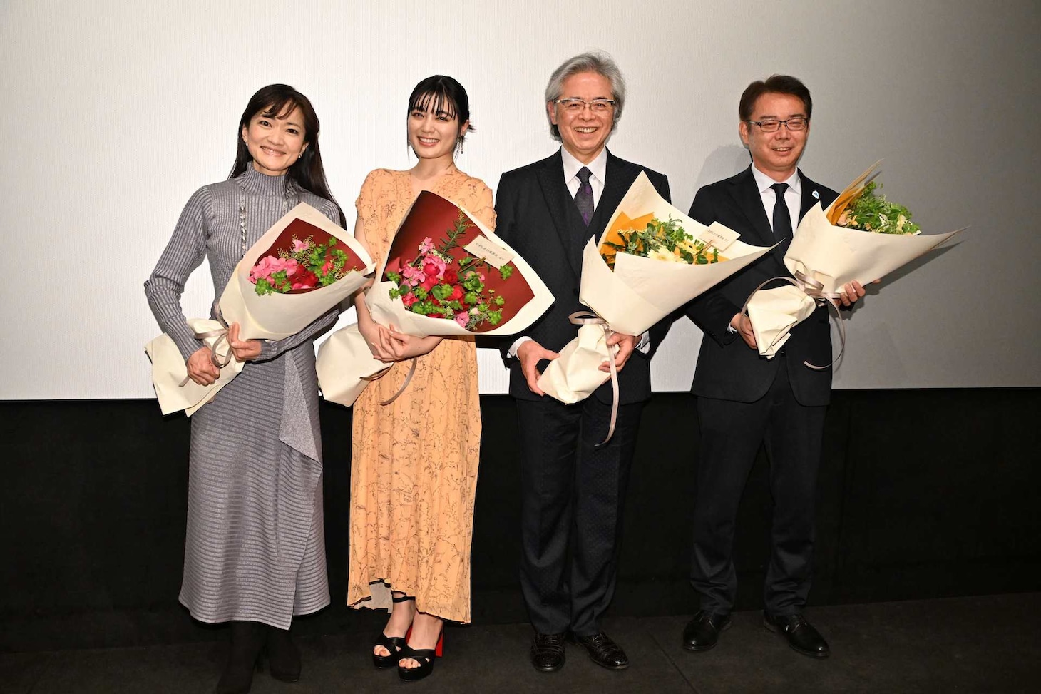 「カムイのうた」公開記念舞台挨拶の様子。左から島田歌穂、吉田美月喜、菅原浩志、菊地伸。