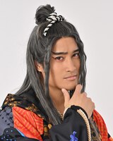 カグラギ・ディボウスキ / ハチオージャー役の佳久創。