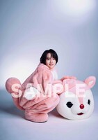 「板垣李光人カレンダー2024.4-2025.3」特典となるオリジナルステッカーのカット（FC限定）。