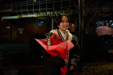 赤で彩られた花束を贈られた板垣李光人。