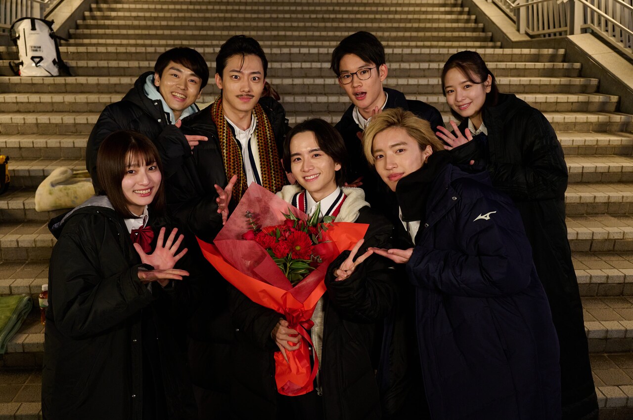 「マルス」板垣李光人の誕生日サプライズ、道枝駿佑ら共演者が撮影現場でお祝い