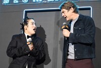 ジェイソン・ブラム（右）からのアドバイスを真剣に聞くゆりやんレトリィバァ（左）。