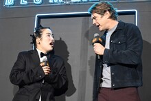 ジェイソン・ブラム（右）からのアドバイスを真剣に聞くゆりやんレトリィバァ（左）。