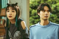 左から奈緒演じるアイカ、磯村勇斗演じるトモキ。