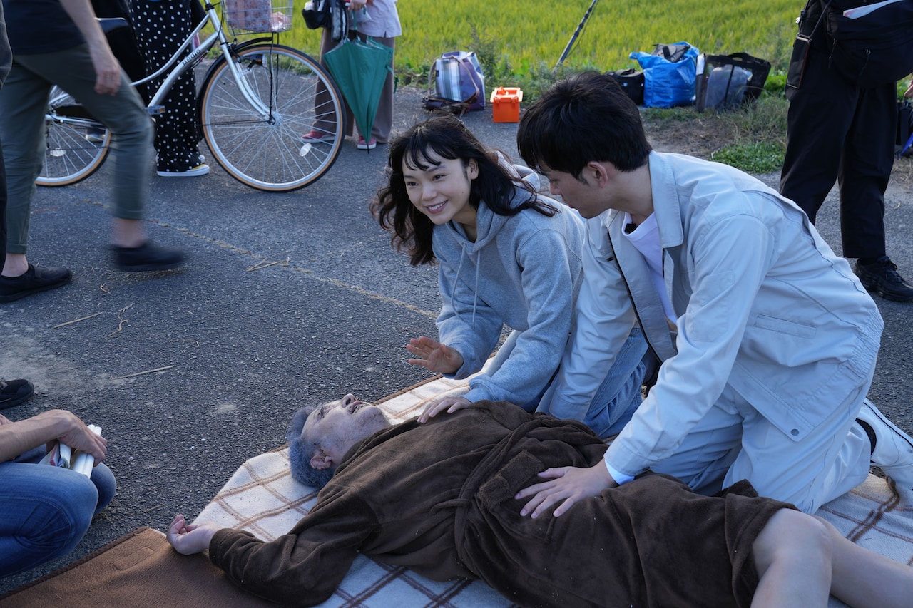 撮影は和気あいあい、古川琴音主演のホラー映画「みなに幸あれ」メイキング写真