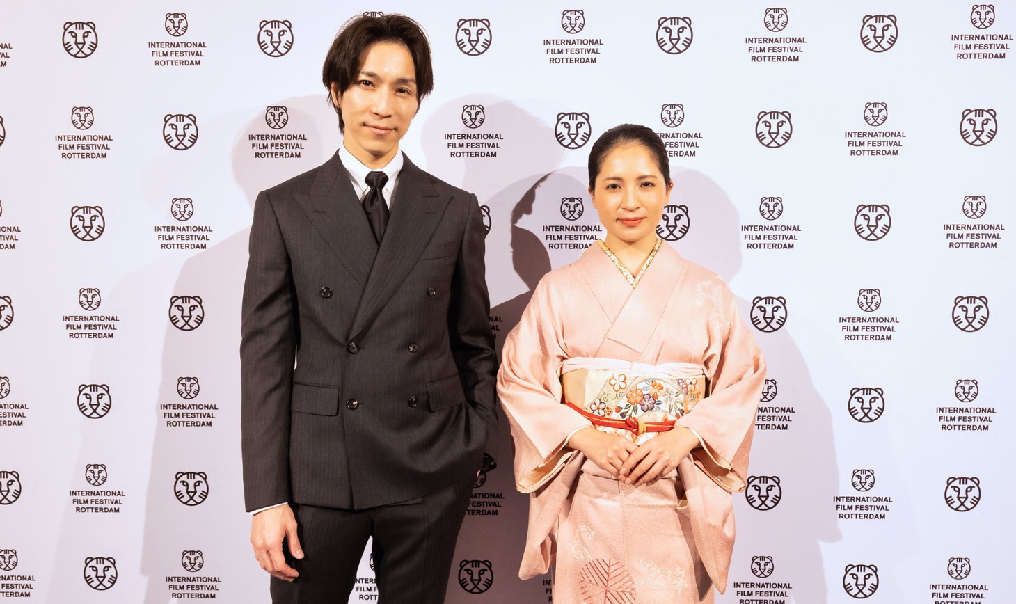 第53回ロッテルダム国際映画祭に出席した田中稔彦（左）と鈴木タカラ（右）。