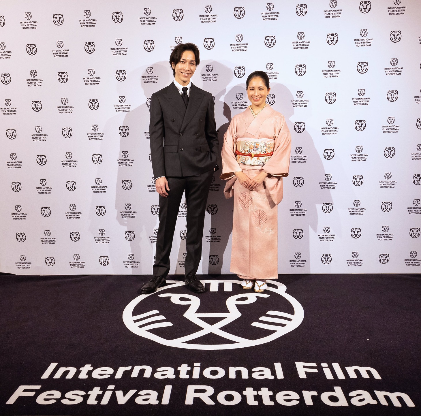 第53回ロッテルダム国際映画祭に出席した田中稔彦（左）と鈴木タカラ（右）。