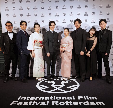 第53回ロッテルダム国際映画祭の様子。左より永井なおき、森山祥伍、大山真絵子、田中稔彦、 鈴木タカラ、池田彰夫、舘若奈、和木亜央。