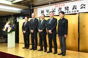 日本映画製作者連盟（映連）による新年記者発表会見の様子。左から高𣘺敏弘（松竹代表取締役社長）、松岡宏泰（東宝代表取締役社長）、島谷能成（東宝代表取締役会長）、吉村文雄（東映代表取締役社長）、夏野剛（KADOKAWA代表執行役社長CEO）。※高𣘺敏弘の高は、はしごだかが正式表記。