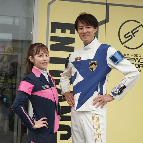 左から胡堂小梅 / デカピンク役の菊地美香、姶良鉄幹 / デカブレイク役の吉田友一。