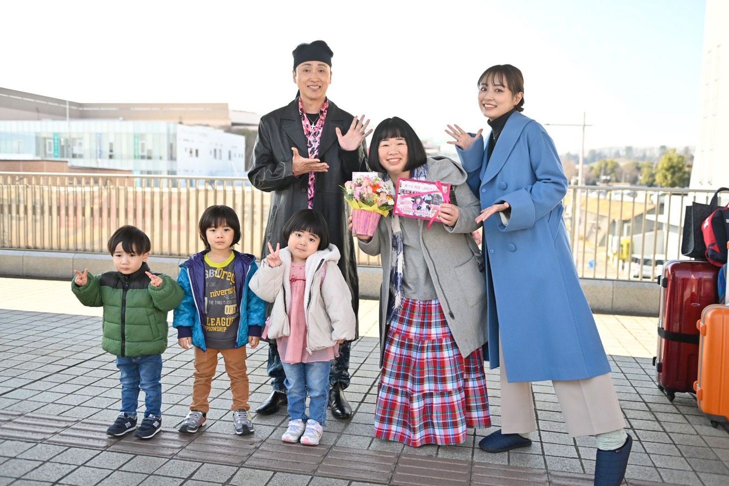 ドラマ「おっさんずラブ-リターンズ-」撮影現場にて、誕生日を祝われる伊藤修子（右から2番目）。