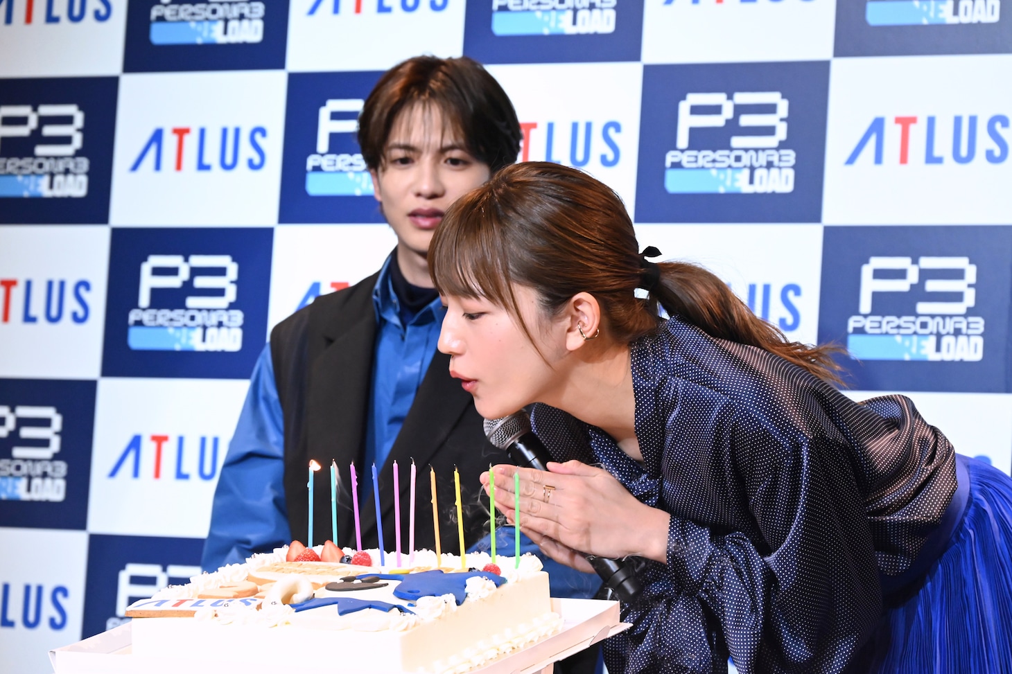 誕生日ケーキの火を吹き消す川口春奈。