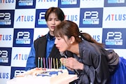 誕生日ケーキの火を吹き消す川口春奈。
