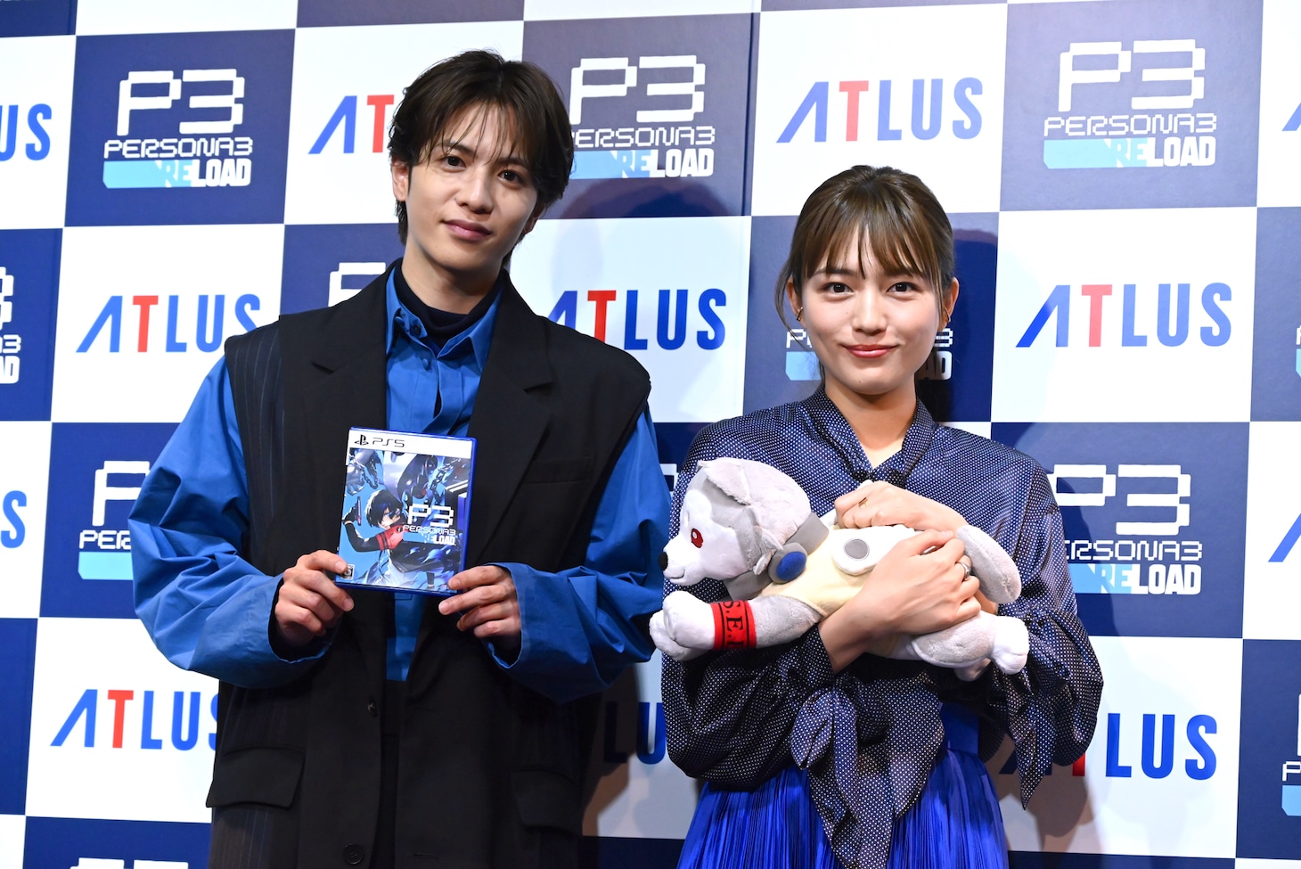 「PERSONA3 RELOAD PRESS CONFERENCE」の様子。左から志尊淳、川口春奈。