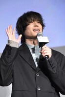 登壇してすぐに「隣にいる同僚は仲のいい方ですか？」と問いかけ、観客を困り笑いさせる松村北斗。