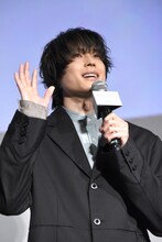 登壇してすぐに「隣にいる同僚は仲のいい方ですか？」と問いかけ、観客を困り笑いさせる松村北斗。