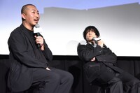 「モチベーションを上げるときは一番強そうなHIP HOPを聴く」と話す三宅唱（左）と、「似合うな～！」と三宅の回答を噛み締める松村北斗（右）。